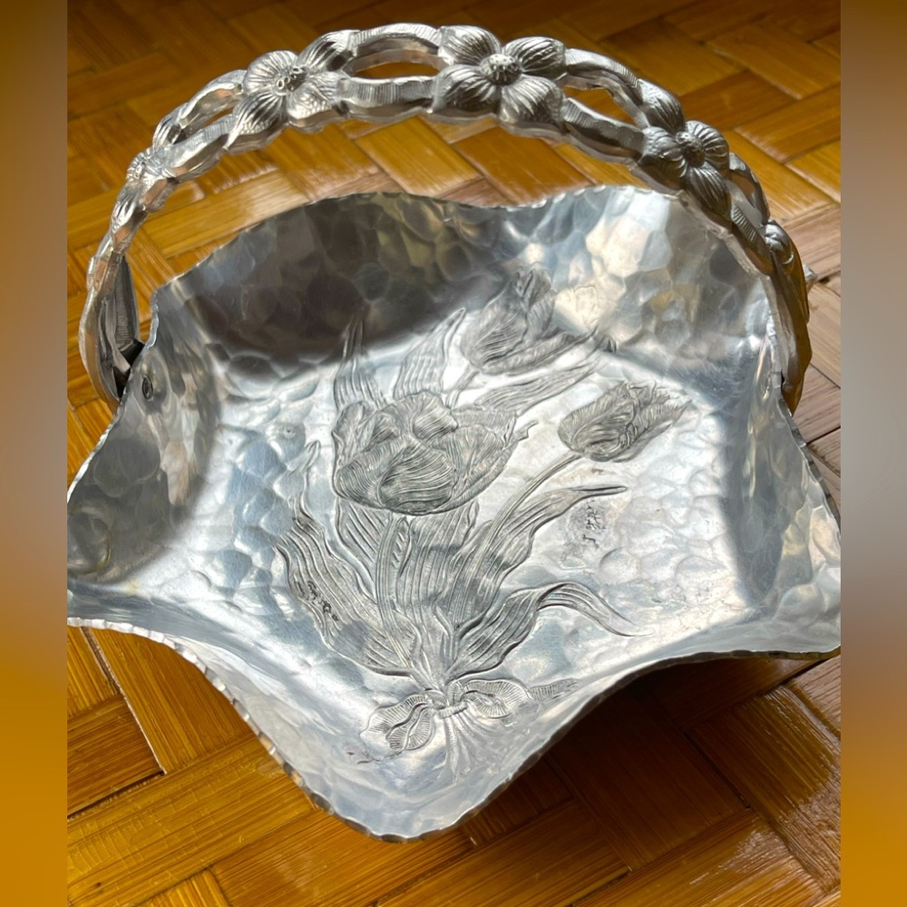 Vintage Rodney Kent handwrought creations aluminum basket w/tulips hammered - Picture 1 of 9